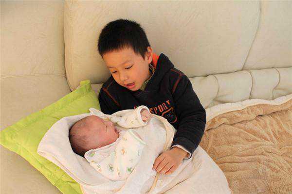 广西借卵助孕医院，2023广西壮族自治区人民医院做一个试管婴儿生儿子费用明